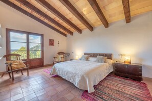 4 slaapkamers, een strijkplank/strijkijzer, gratis wifi, beddengoed