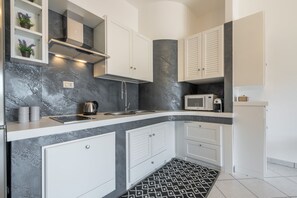 Fridge, microwave, stovetop, coffee/tea maker - Apartment "Suite Home Simius" Close to Beach with Terrace, Sea View & Air Conditioning (Villasimius)