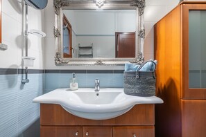 Dutxa, articles de tocador gratuïts, assecador de cabells i tovalloles 