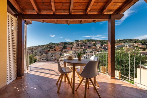 Ferienwohnung "Suite Home Simius" nahe dem Strand mit Terrasse, Meerblick und Klimaanlage