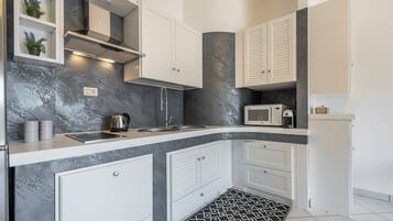 Réfrigérateur, micro-ondes, plaque de cuisson, cafetiÚre/bouilloire