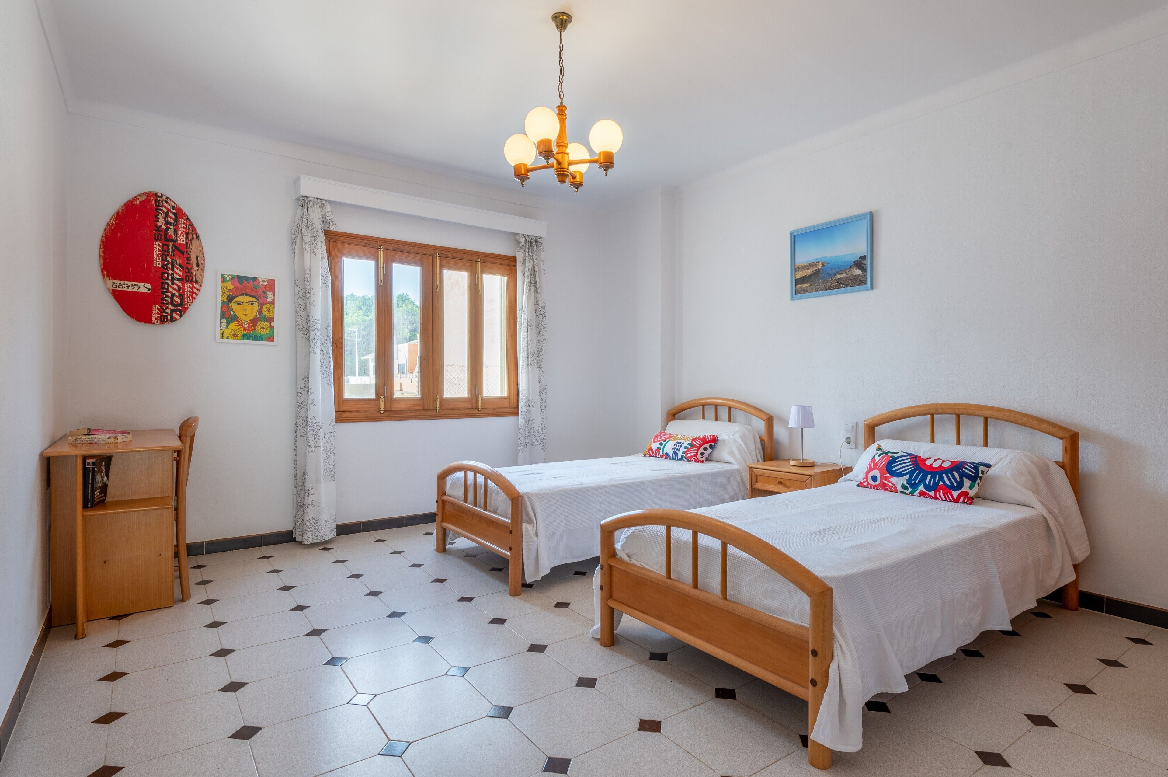 3 dormitorios, tabla de planchar con plancha, ropa de cama