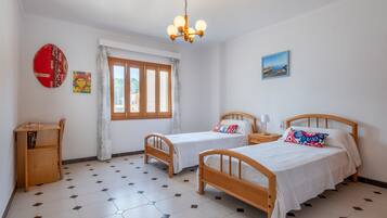 3 dormitorios, tabla de planchar con plancha, ropa de cama