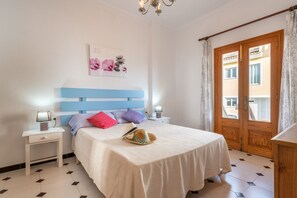 3 slaapkamers, een strijkplank/strijkijzer, beddengoed