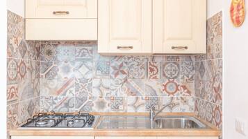 Fridge, microwave, stovetop, cookware/dishes/utensils