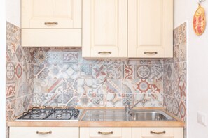 Frigorífico, microondas, placa de cocina y utensilios de cocina