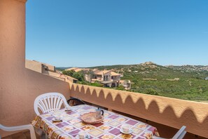 Outdoor dining - Holiday Apartment with Sea View and Terrace Steps from Palau Center (Palau)