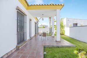 Outdoor dining - Charming Villanueva 4 House with Private Pool, Garden & Wi-Fi (Conil de la Frontera)