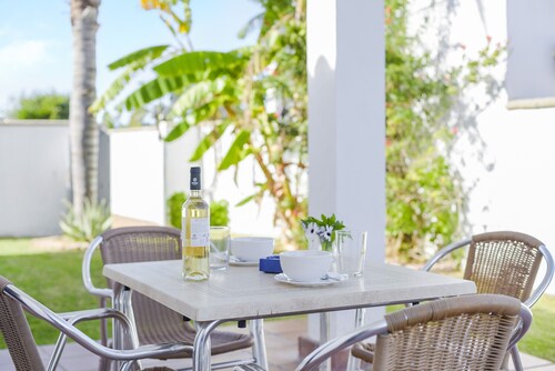 Charming Villanueva 4 House with Private Pool, Garden & Wi-Fi
