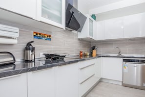 Fridge, microwave, oven, stovetop - Cosy Holiday Apartment “Casa María” with Terrace & Wi-Fi (Costa Calma)