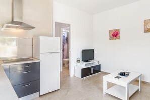Kühlschrank, Mikrowelle, Herdplatte, Wasserkocher mit Kaffee-/Teezubehör