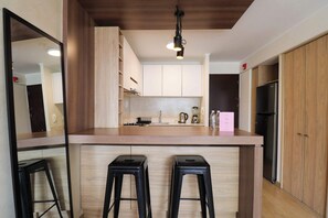 Een koelkast, een magnetron, een oven, een kookplaat