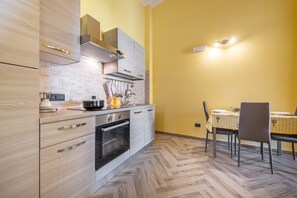 Fridge, microwave, oven, stovetop - Spacious Holiday Home “Paradise Home” with Wi-Fi & Balcony (Quartu Sant'Elena)