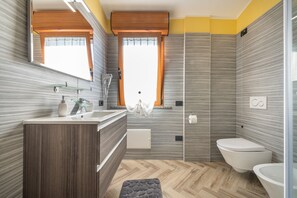 Shower, hair dryer, towels - Spacious Holiday Home “Paradise Home” with Wi-Fi & Balcony (Quartu Sant'Elena)