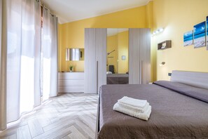 3 bedrooms, iron/ironing board, free WiFi, bed sheets - Spacious Holiday Home “Paradise Home” with Wi-Fi & Balcony (Quartu Sant'Elena)