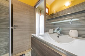 Shower, hair dryer, towels - Spacious Holiday Home “Paradise Home” with Wi-Fi & Balcony (Quartu Sant'Elena)