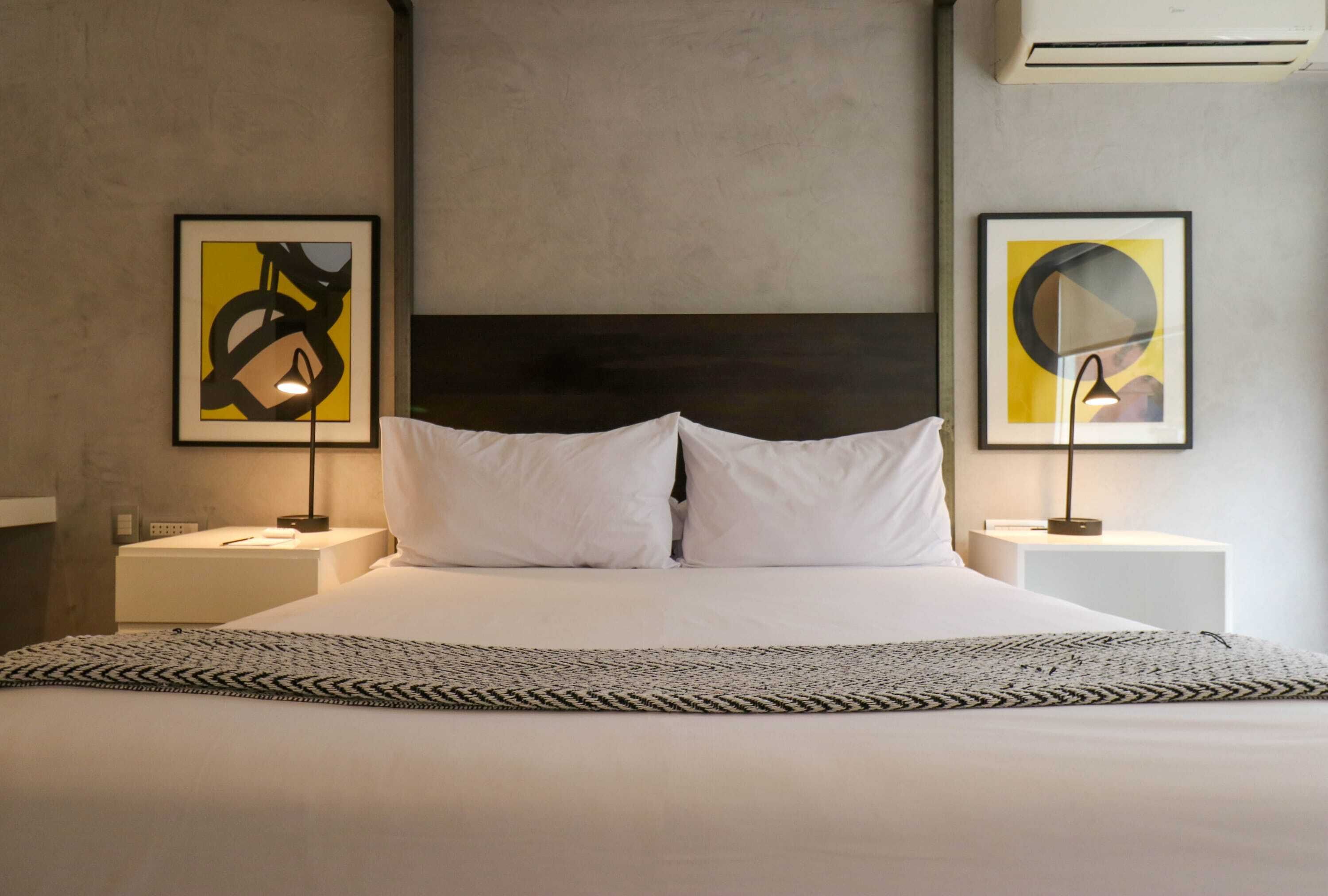 2 عدّة غرف نوم ومكواة/لوح كي وواي فاي وملاءات أسرّة