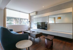 TV, stereoanlegg og kontorer