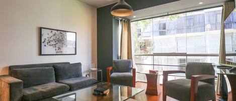 Televisio, stereot, työhuone