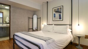 A bedroom with a bed, bedside table, and a wall-mounted artwork. - w* | Elegant Loft Near Boardwalk in Barranco (Barranco)