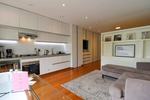 TV, strømmetjenester, stereoanlegg og kontorer