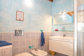 Banheira, secador de cabelo, toalhas de banho 