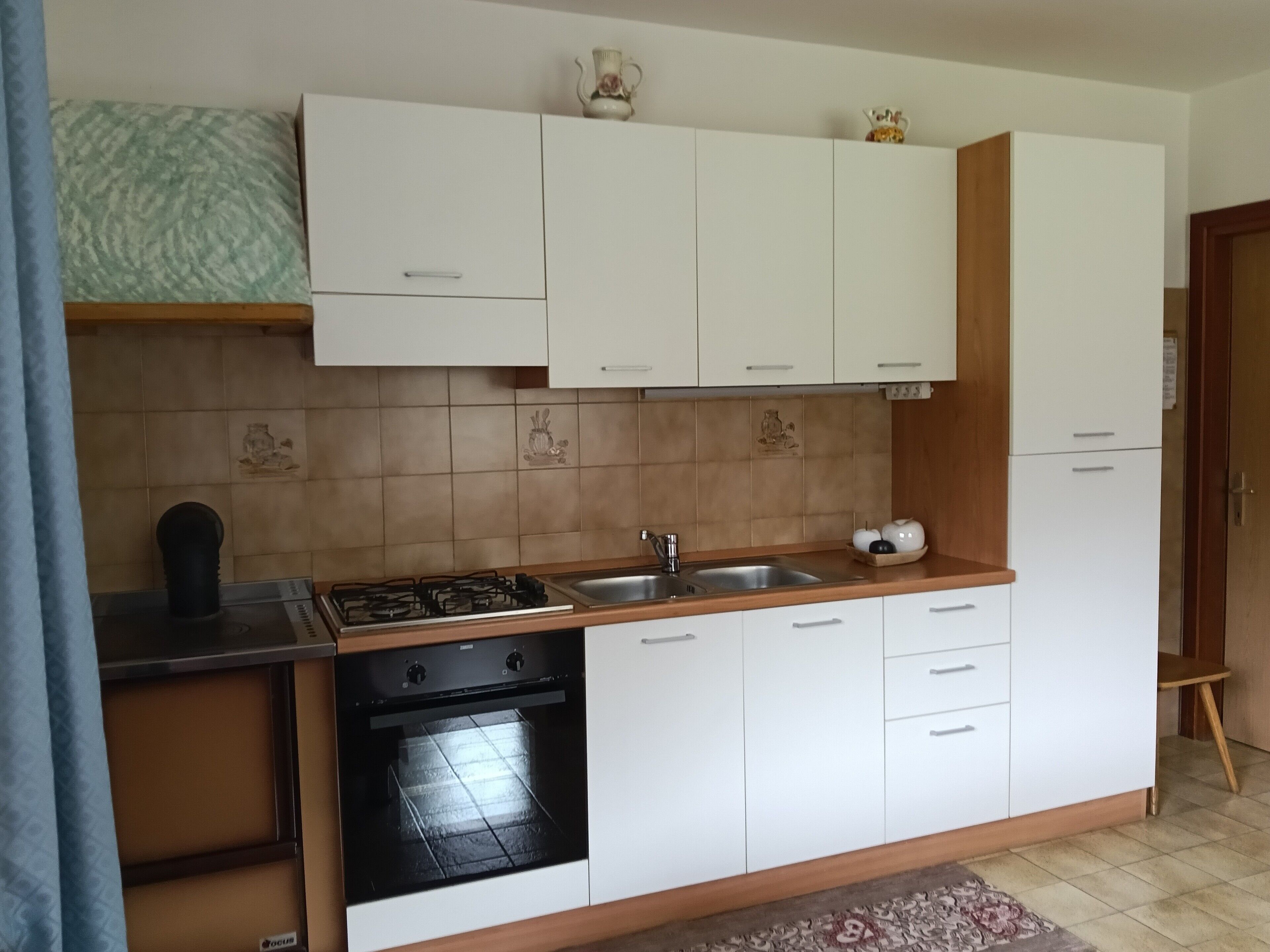 Fridge, oven, stovetop, electric kettle
