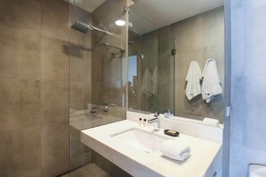 Shower, hair dryer, towels - w* | Hidden Gem Loft Near Barranco Boardwalk (Barranco)