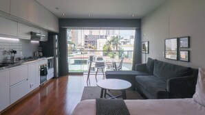 Una cocina moderna con comedor y sofá.