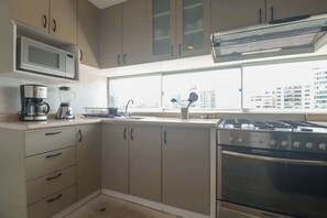 Kjøleskap, mikrobølgeovn, kokeplater og kaffetrakter/tekoker