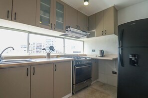 Refrigerador, microondas, parrilla de estufa y cafetera y tetera 