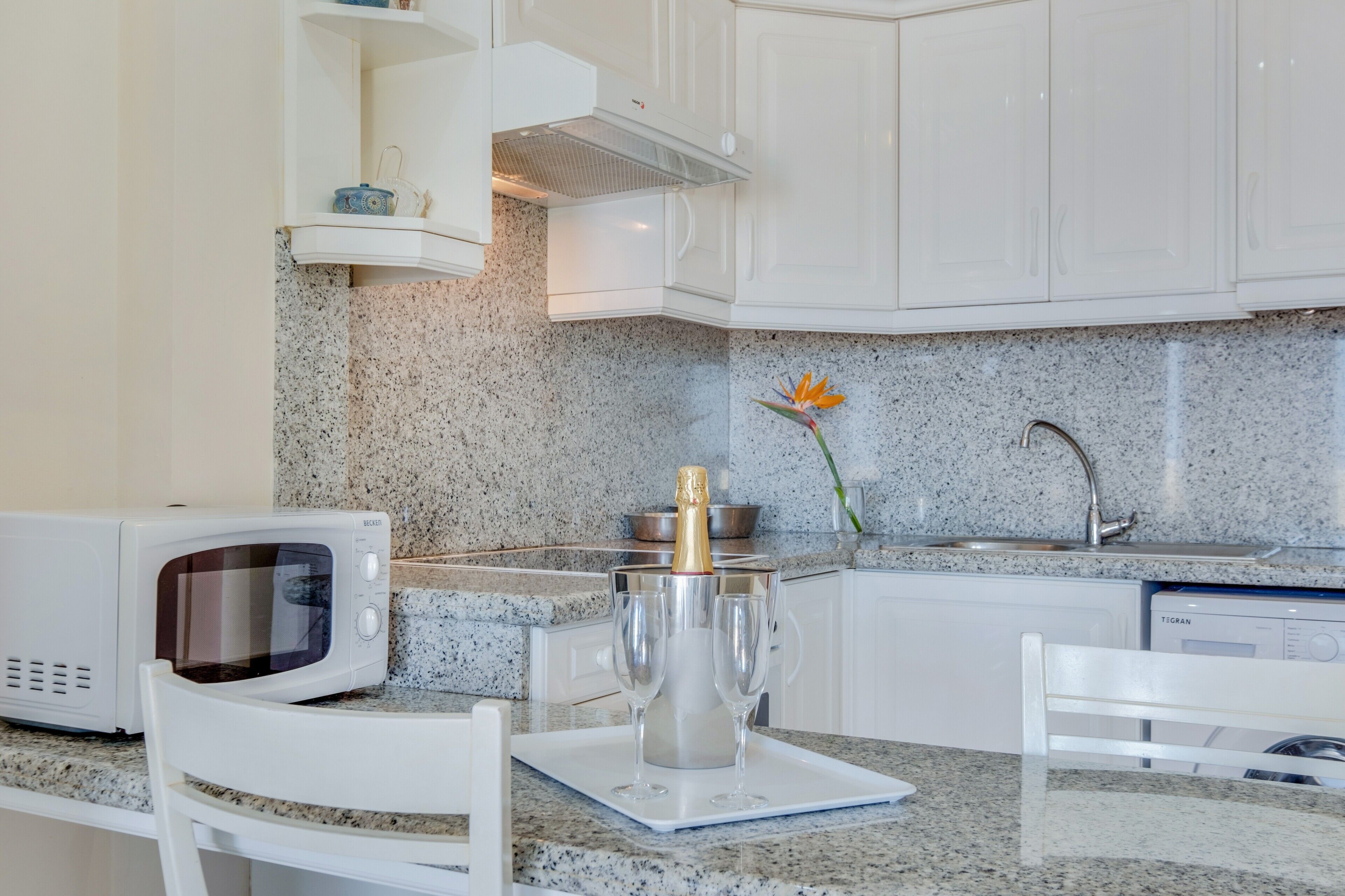 Køleskab, mikrobølgeovn, ovn, kogeplade