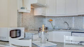 Køleskab, mikrobølgeovn, ovn, kogeplade