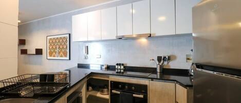 ثلاجة، ميكروويف، فرن، موقد طهي مسطح