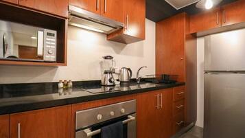 Frigorífico, microondas, horno y placa de cocina