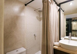 Banheira, secador de cabelo, toalhas de banho 