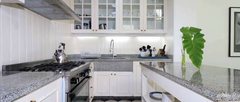 Kylskåp, mikrovågsugn, ugn och spishäll