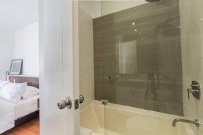 Bathtub, hair dryer, towels - w* | Stylish 2BR at Malecon in Barranco (Barranco)