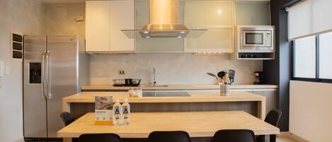 Réfrigérateur, micro-ondes, four, plaque de cuisson