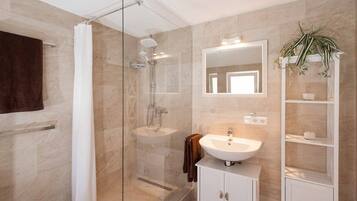 Shower, hair dryer, towels
