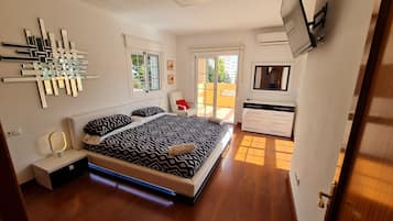 5 bedrooms, iron/ironing board, free WiFi, bed sheets