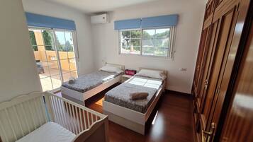 5 bedrooms, iron/ironing board, free WiFi, bed sheets