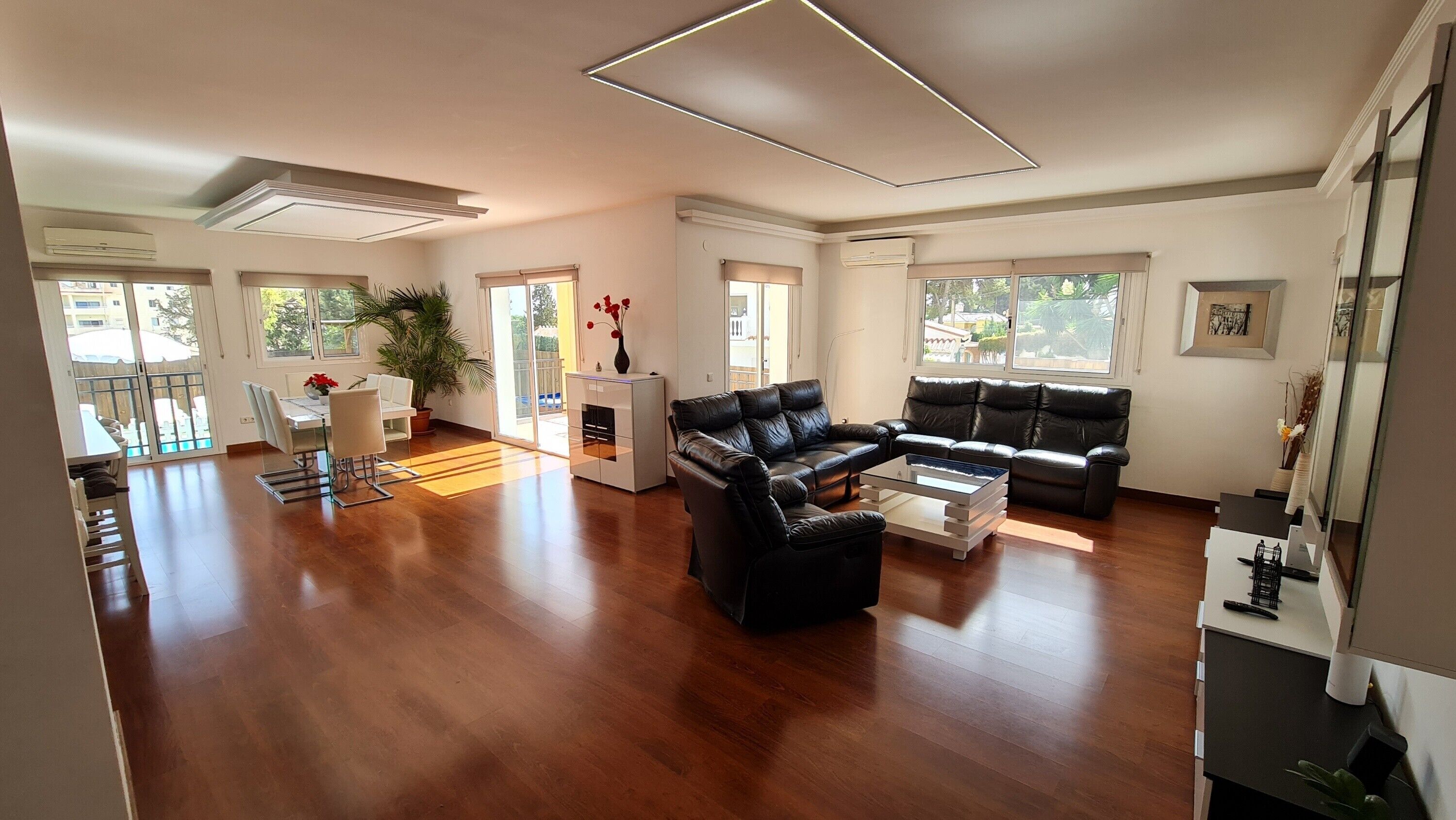 Télévision, console de jeux vidéo, Netflix, lecteur de DVD