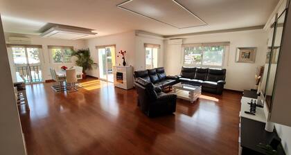 Stunning Villa Paraíso with Pool, Hot Tub, Wi-Fi & Air Conditioning