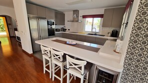 Fridge, microwave, oven, stovetop - Stunning Villa Paraíso with Pool, Hot Tub, Wi-Fi & Air Conditioning (Torremolinos)