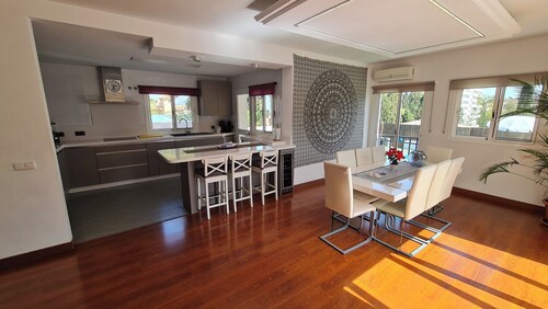 Impressive Villa Paraíso with Pool, Jacuzzi, Wi-Fi & Air Conditioning