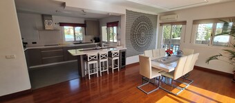 Impressive Villa Paraíso with Pool, Jacuzzi, Wi-Fi & Air Conditioning