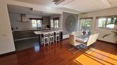 Impressive Villa Paraíso with Pool, Jacuzzi, Wi-Fi & Air Conditioning