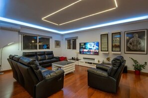 TV, video-game console, Netflix, DVD player - Stunning Villa Paraíso with Pool, Hot Tub, Wi-Fi & Air Conditioning (Torremolinos)