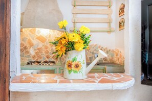 Kühlschrank, Ofen, Herdplatte, Wasserkocher mit Kaffee-/Teezubehör